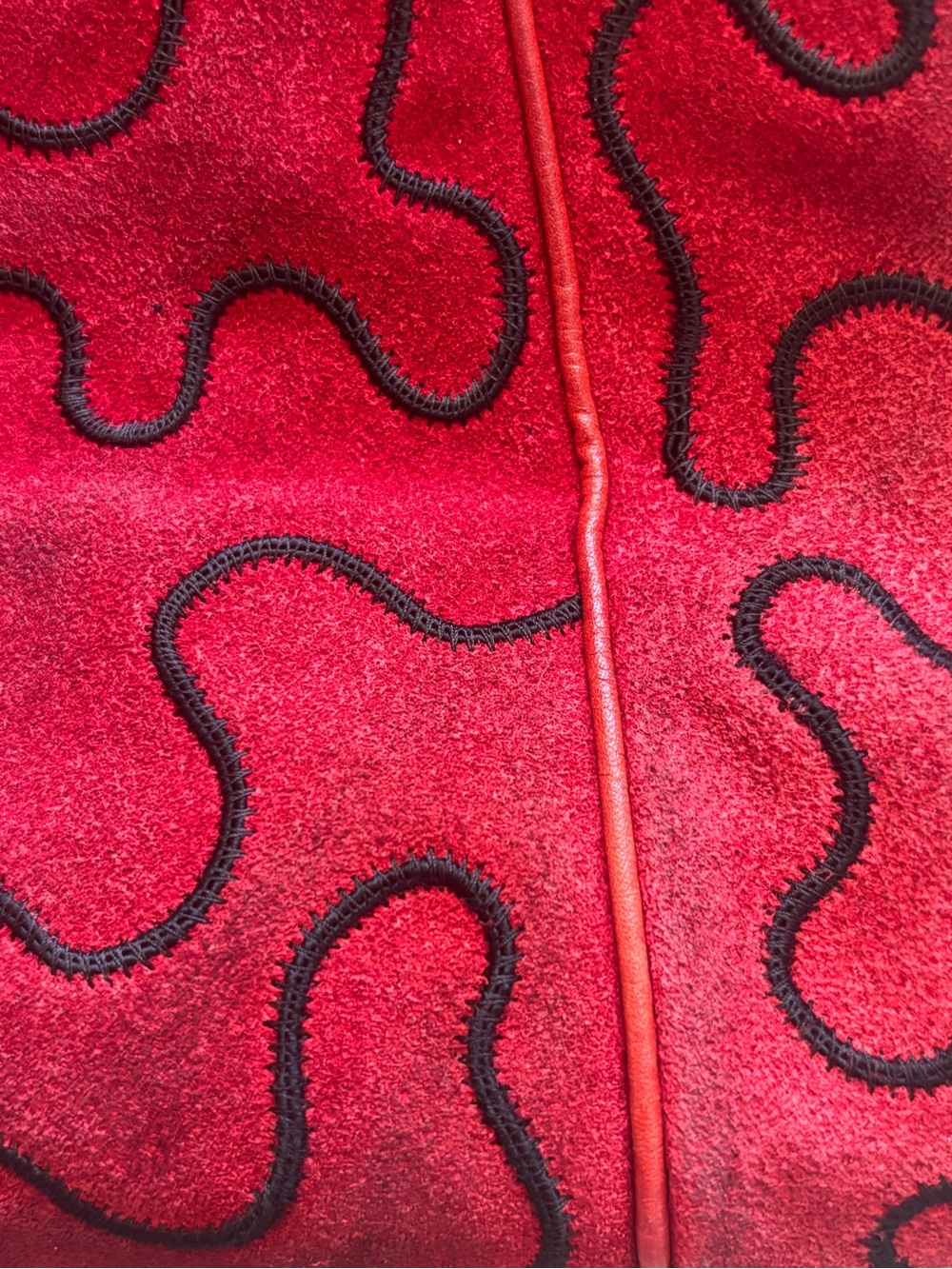 Large Vintage Sharif Red Suede Shoulder Bag with Abstract Design & Black Tassel - Picture 8 of 11
